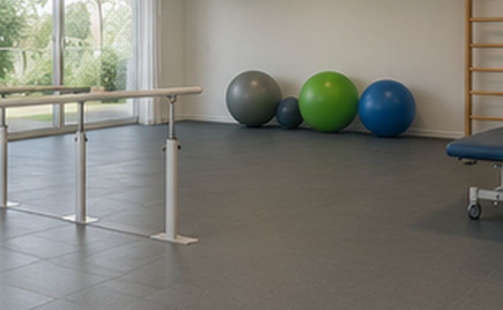 Therapieraum mit Barren und Schutzboden